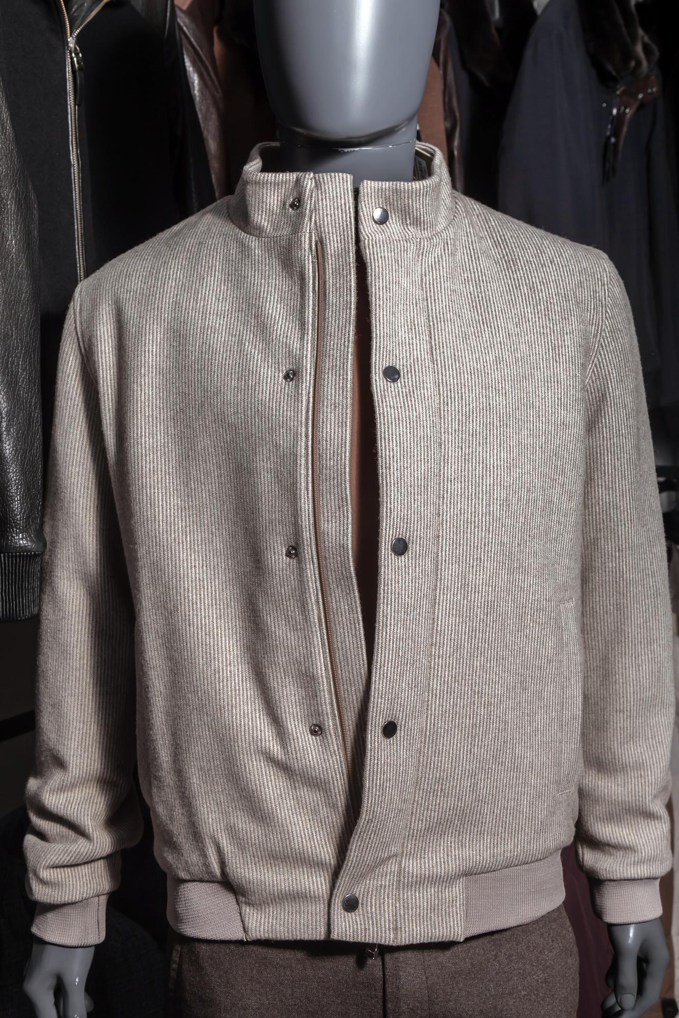 Duży kadr: haftowana kurtka na manekinie