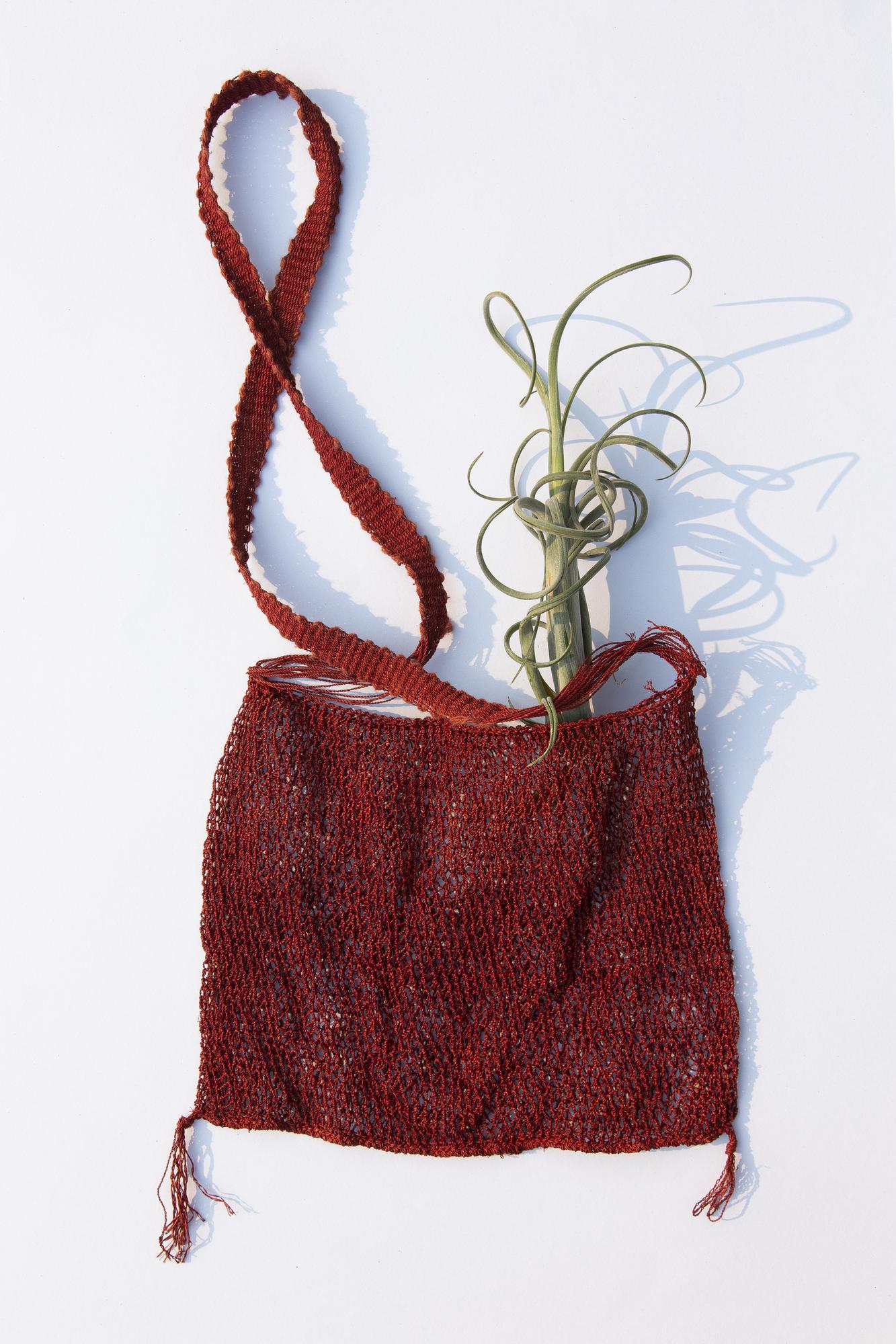 Detal: haft na bawełnianej torbie