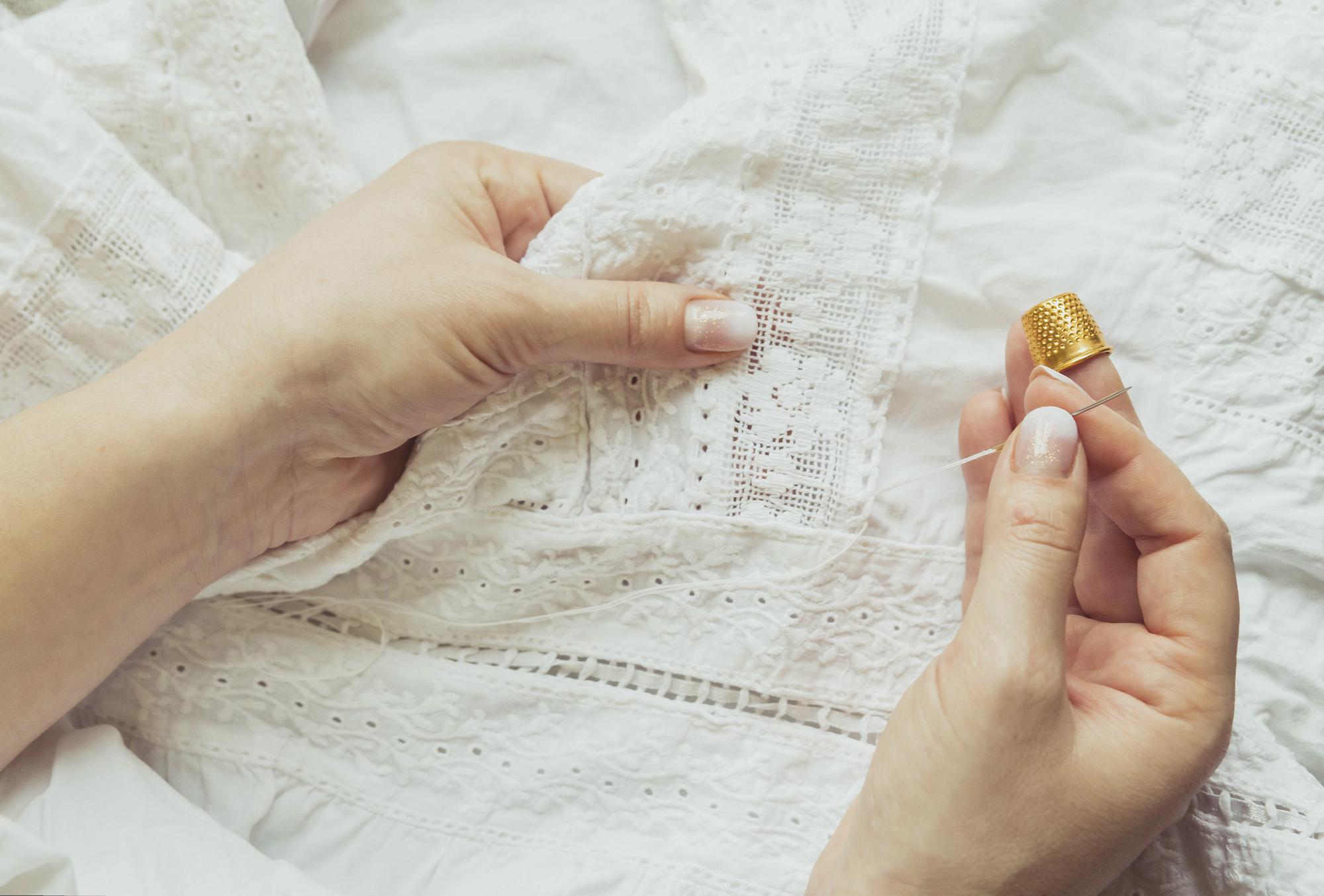 Ręcznie haftowana próbka na lnianym tle